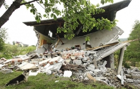 Dům zřícený po sesuvu půdy v Polsku.